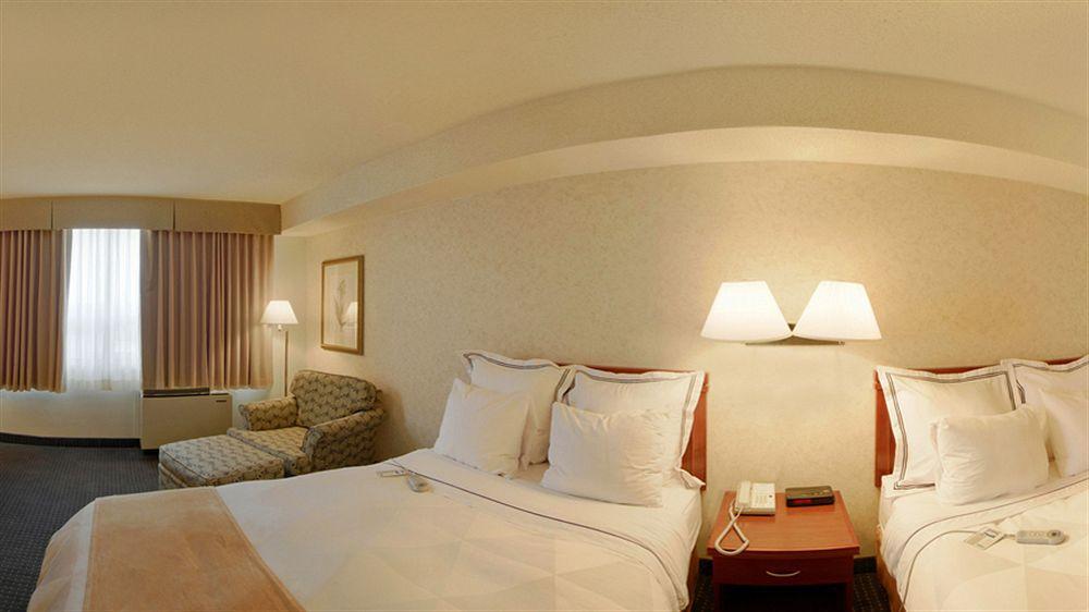 Holiday Inn Hotel & Suites London By Ihg Exterior foto